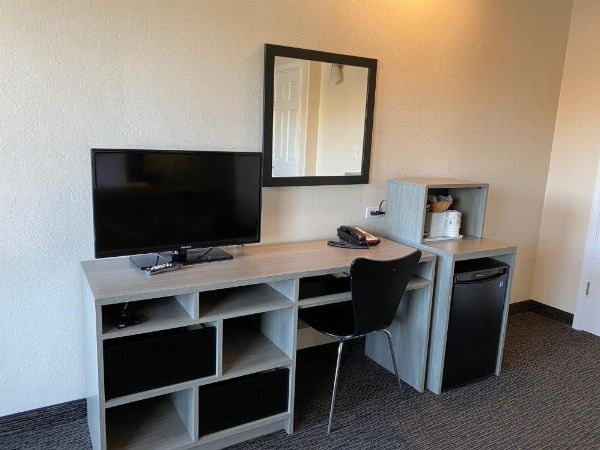 Super 8 by Wyndham Monterey image 15