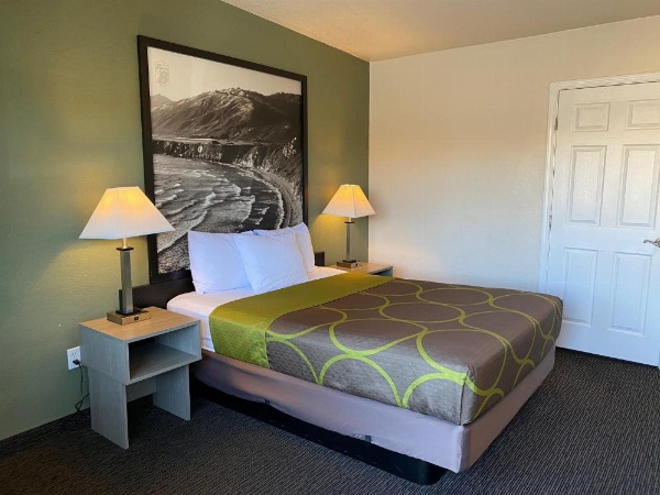Super 8 by Wyndham Monterey image 18