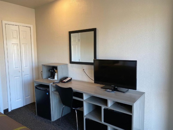 Super 8 by Wyndham Monterey image 21