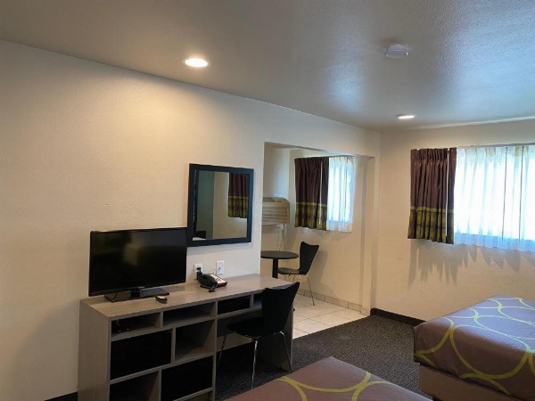Super 8 by Wyndham Monterey image 28