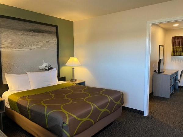 Super 8 by Wyndham Monterey image 31